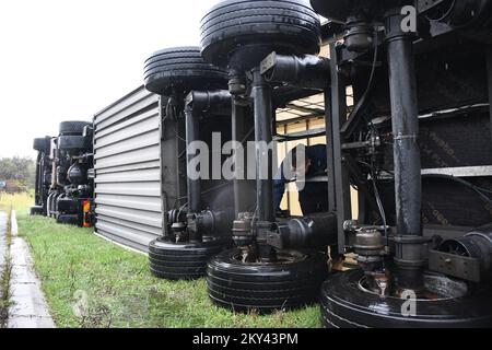 Les camions renversés hier par l'orage de Cazma sont toujours debout près de la route, à Cazma , Croatie, sur 16 septembre 2022. Un puissant orage a amené des pluies torrentielles et des rafales de vent extrême dans la région de ÄŒazma hier après-midi. L'orage a déchiré à travers les toits, les arbres déracinés, Et les véhicules renversés photo:Damir Spehar/PIXSELL Banque D'Images