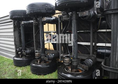 Les camions renversés hier par l'orage de Cazma sont toujours debout près de la route, à Cazma , Croatie, sur 16 septembre 2022. Un puissant orage a amené des pluies torrentielles et des rafales de vent extrême dans la région de ÄŒazma hier après-midi. L'orage a déchiré à travers les toits, les arbres déracinés, Et les véhicules renversés photo:Damir Spehar/PIXSELL Banque D'Images