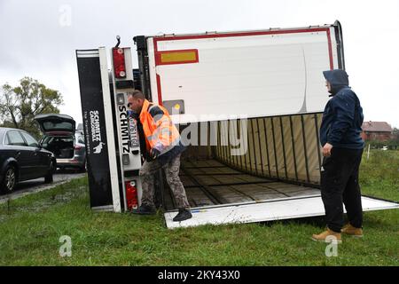 Les camions renversés hier par l'orage de Cazma sont toujours debout près de la route, à Cazma , Croatie, sur 16 septembre 2022. Un puissant orage a amené des pluies torrentielles et des rafales de vent extrême dans la région de ÄŒazma hier après-midi. L'orage a déchiré à travers les toits, les arbres déracinés, Et les véhicules renversés photo:Damir Spehar/PIXSELL Banque D'Images