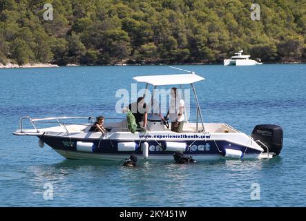 Dans le cadre du projet Blue Adriatic, l'association EMEDEA, en partenariat avec l'Agence de développement du comté de Sibenik-Knin, a organisé la première action écologique de nettoyage du sous-marin sous le pont de Morinje, à Sibenik, Croatie, sur 18 septembre 2022 photo: Dusko Jaramaz/PIXSELL Banque D'Images