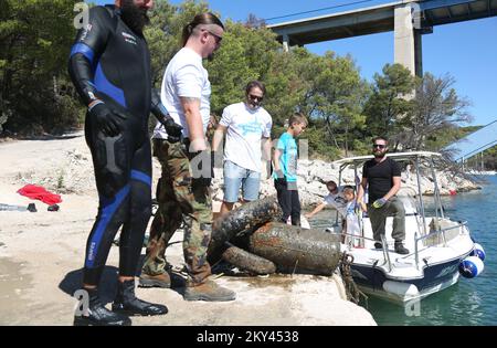 Dans le cadre du projet Blue Adriatic, l'association EMEDEA, en partenariat avec l'Agence de développement du comté de Sibenik-Knin, a organisé la première action écologique de nettoyage du sous-marin sous le pont de Morinje, à Sibenik, Croatie, sur 18 septembre 2022 photo: Dusko Jaramaz/PIXSELL Banque D'Images