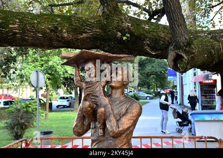 Dans la rue Petar Kresimir IV, une sculpture inhabituelle a été placée, qui semble soutenir une branche épaisse d'un vieux arbre. La sculpture appelée Père et fils est l'oeuvre du sculpteur universitaire Tomislav Krsnjavi, sa construction et son installation à cet endroit a été financée par la ville de Slavonski Brod., à Slavonski Brod, en Croatie, sur 20 septembre. Photo: Ivica Galovic/PIXSELL Banque D'Images