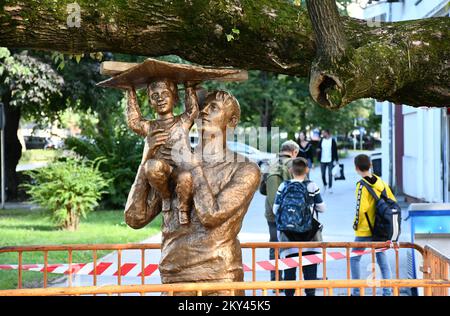 Dans la rue Petar Kresimir IV, une sculpture inhabituelle a été placée, qui semble soutenir une branche épaisse d'un vieux arbre. La sculpture appelée Père et fils est l'oeuvre du sculpteur universitaire Tomislav Krsnjavi, sa construction et son installation à cet endroit a été financée par la ville de Slavonski Brod., à Slavonski Brod, en Croatie, sur 20 septembre. Photo: Ivica Galovic/PIXSELL Banque D'Images