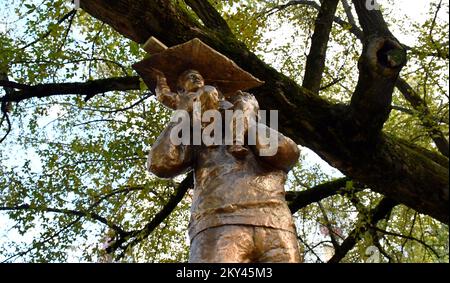 Dans la rue Petar Kresimir IV, une sculpture inhabituelle a été placée, qui semble soutenir une branche épaisse d'un vieux arbre. La sculpture appelée Père et fils est l'oeuvre du sculpteur universitaire Tomislav Krsnjavi, sa construction et son installation à cet endroit a été financée par la ville de Slavonski Brod., à Slavonski Brod, en Croatie, sur 20 septembre. Photo: Ivica Galovic/PIXSELL Banque D'Images