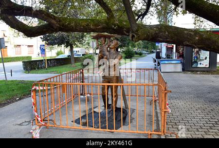 Dans la rue Petar Kresimir IV, une sculpture inhabituelle a été placée, qui semble soutenir une branche épaisse d'un vieux arbre. La sculpture appelée Père et fils est l'oeuvre du sculpteur universitaire Tomislav Krsnjavi, sa construction et son installation à cet endroit a été financée par la ville de Slavonski Brod, à Slavonski Brod, en Croatie, sur 20 septembre. Photo: Ivica Galovic/PIXSELL Banque D'Images