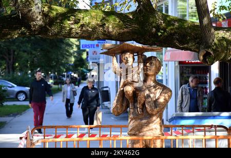 Dans la rue Petar Kresimir IV, une sculpture inhabituelle a été placée, qui semble soutenir une branche épaisse d'un vieux arbre. La sculpture appelée Père et fils est l'oeuvre du sculpteur universitaire Tomislav Krsnjavi, sa construction et son installation à cet endroit a été financée par la ville de Slavonski Brod, à Slavonski Brod, en Croatie, sur 20 septembre. Photo: Ivica Galovic/PIXSELL Banque D'Images