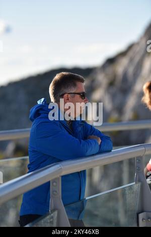 Touristes visitant le Skywalk Biokovo, attraction haut dans le Parc naturel de Biokovo , en Croatie, sur 21 septembre 2022.This â€œheavenly promémadeâ€ en forme de fer à cheval à l'extérieur de la falaise et avec une surface de plancher de verre tours au-dessus de Makarska sur une hauteur de 1228 mètres. Photo: Matko Begovic/HaloPix/PIXSELL Banque D'Images