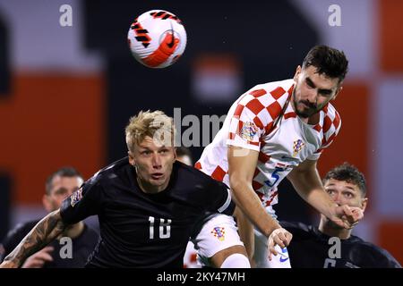 ZAGREB, CROATIE - SEPTEMBRE 22 : Christian Eriksen, du Danemark, est en compétition pour le bal avec Josip Sutalo, de Croatie, lors du match du groupe 1 de la Ligue des Nations de l'UEFA entre la Croatie et le Danemark au Stadion Maksimir on 22 septembre 2022 à Zagreb, en Croatie. Photo: Sanjin Strukic/PIXSELL Banque D'Images