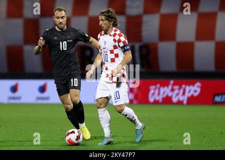 ZAGREB, CROATIE - SEPTEMBRE 22 : Christian Eriksen du Danemark est en compétition pour le bal avec Luka Modric de Croatie lors de la Ligue des Nations de l'UEFA Un match du Groupe 1 entre la Croatie et le Danemark au Stadion Maksimir sur 22 septembre 2022 à Zagreb, en Croatie. Photo: Goran Stanzl/PIXSELL Banque D'Images