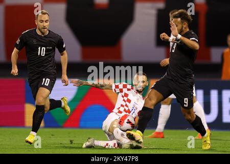 ZAGREB, CROATIE - SEPTEMBRE 22 : Christian Eriksen et Martin Braithwaite du Danemark rivalisent pour le bal avec Marcelo Brozovic de Croatie lors du match du Groupe 1 de la Ligue des Nations de l'UEFA entre la Croatie et le Danemark au Stadion Maksimir on 22 septembre 2022 à Zagreb, en Croatie. Photo: Goran Stanzl/PIXSELL Banque D'Images