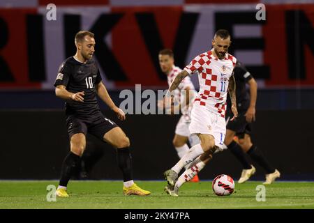 ZAGREB, CROATIE - SEPTEMBRE 22 : Marcelo Brozovic, de Croatie, est en compétition pour le bal avec Christian Eriksen, du Danemark, lors de la Ligue des Nations de l'UEFA, Un match du Groupe 1 entre la Croatie et le Danemark au Stadion Maksimir on 22 septembre 2022 à Zagreb, en Croatie. Photo: Goran Stanzl/PIXSELL Banque D'Images