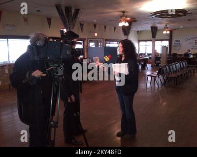 Sheepshead Bay (N.Y.), le 15 janvier 2013 Samantha Shokin est interviewé par Russian Television International au centre de reprise après sinistre de Sheepshead Bay. Samantha est un spécialiste des relations avec les médias qui se spécialise dans atteindre les publics russes touchés par les catastrophes. New York ouragan Sandy. Photographies relatives aux programmes, aux activités et aux fonctionnaires de gestion des catastrophes et des situations d'urgence Banque D'Images