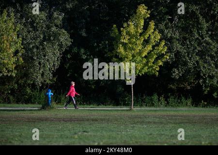 Photo prise le 23 septembre 2022 à Zagreb, scénographie d'automne sur le lac Jarun de Zagreb le premier jour du printemps. Photo: Davor Puklavec/PIXSELL Banque D'Images