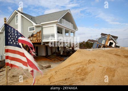 Mantoloking, N.J., le 16 janvier 2013 les propriétaires de cette communauté côtière ont subi de graves dommages à leurs maisons et à leurs biens personnels après que l'ouragan Sandy a frappé la région. L'ouragan Sandy a affecté des centaines de milliers de personnes à des degrés divers - des laisser sans électricité ou eau courante, à endommager ou même détruire leurs maisons, à causer des blessures. Adam DuBrowa/FEMA. New Jersey ouragan Sandy. Photographies relatives aux programmes, aux activités et aux fonctionnaires de gestion des catastrophes et des situations d'urgence Banque D'Images
