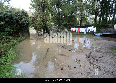 De fortes pluies ont provoqué l'élévation de la rivière Kupa et de ses affluents, qui sont sortis de leurs lits et ont inondé les villages et routes environnants, à Brod na Kupi, en Croatie, sur 29 septembre 2022. Photo: Goran Kovacic/PIXSELL Banque D'Images