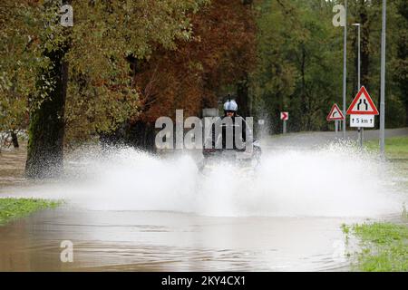 De fortes pluies ont provoqué l'élévation de la rivière Kupa et de ses affluents, qui sont sortis de leurs lits et ont inondé les villages et routes environnants, à Brod na Kupi, en Croatie, sur 29 septembre 2022. Photo: Goran Kovacic/PIXSELL Banque D'Images