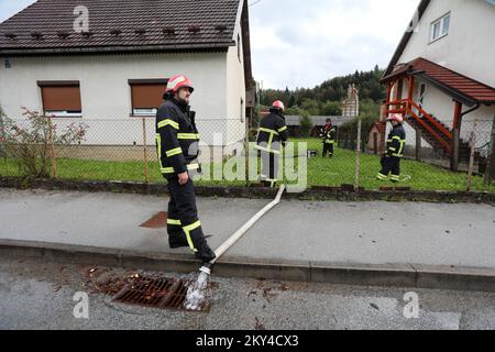 De fortes pluies ont provoqué l'élévation de la rivière Kupa et de ses affluents, qui sont sortis de leurs lits et ont inondé les villages et routes environnants, à Brod na Kupi, en Croatie, sur 29 septembre 2022. Photo: Goran Kovacic/PIXSELL Banque D'Images