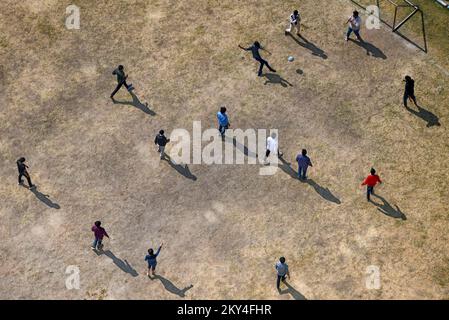 Kolkata, Inde. 30th novembre 2022. Les jeunes garçons ont vu jouer au football sur un terrain ouvert à Saltlake City. (Photo par Avishek Das/SOPA Images/Sipa USA) crédit: SIPA USA/Alay Live News Banque D'Images