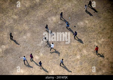 Kolkata, Inde. 30th novembre 2022. Les jeunes garçons ont vu jouer au football sur un terrain ouvert à Saltlake City. (Photo par Avishek Das/SOPA Images/Sipa USA) crédit: SIPA USA/Alay Live News Banque D'Images