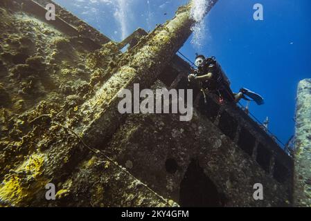 Plongée sous-marine explorant l'intérieur d'une épave submergée de Giannis D sur 30 septembre 2022 à Hurghada, Mer Rouge, Egypte. En avril 1983, Giannis D a été chargé de bois d'œuvre à Rijeka, en Croatie, destiné à l'Arabie saoudite et au Yémen. Le navire traverse la Méditerranée et traverse le canal de Suez. Le 19 avril 1983, il s'approchait à pleine vitesse du détroit de Gobal lorsqu'il a été vu soudainement dévier et s'écraser lourdement dans le coin nord-ouest de la crête Sha'ab Abu Nuhas. L'équipage a abandonné le navire et a été secouru en toute sécurité. L'épave submergée de Giannis D est située à une profondeur de 4 à 2 Banque D'Images