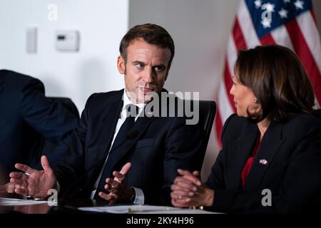 Emmanuel Macron, président de la France, s'entretient avec le vice-président des États-Unis, Kamala Harris, lors d'une réunion d'information au siège de la NASA à Washington, DC, États-Unis, le mercredi 30 novembre. 2022. Le président Joe Biden accueillera jeudi Macron pour le premier dîner d'État à la Maison Blanche dans plus de trois ans, mettant de côté les récentes tensions avec Paris sur les questions de défense et de commerce pour célébrer la plus ancienne alliance américaine. Crédit: Al Drago/Pool via CNP /MediaPunch Banque D'Images