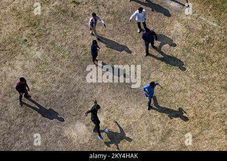 Kolkata, Inde. 30th novembre 2022. Les jeunes garçons ont vu jouer au football sur un terrain ouvert à Saltlake City. (Photo par Avishek Das/SOPA Images/Sipa USA) crédit: SIPA USA/Alay Live News Banque D'Images