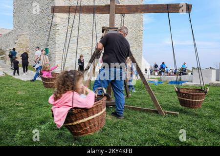 Le festival Medieval Days on Medvednica de 15th a eu lieu au centre d'accueil de Medvedgrad dans le parc naturel de Medvednica, près de Zagreb, en Croatie, sur 8 octobre 2022. Le château de Medvedgrad, près de Zagreb, a accueilli le festival annuel des journées médiévales ce week-end, ouvrant ses portes aux chevaliers, à la noblesse et au grand public. Photo: Tomislav Miletic/PIXSELL Banque D'Images