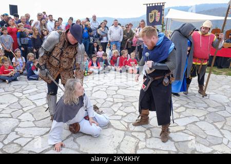 Le festival Medieval Days on Medvednica de 15th a eu lieu au centre d'accueil de Medvedgrad dans le parc naturel de Medvednica, près de Zagreb, en Croatie, sur 8 octobre 2022. Le château de Medvedgrad, près de Zagreb, a accueilli le festival annuel des journées médiévales ce week-end, ouvrant ses portes aux chevaliers, à la noblesse et au grand public. Photo: Tomislav Miletic/PIXSELL Banque D'Images