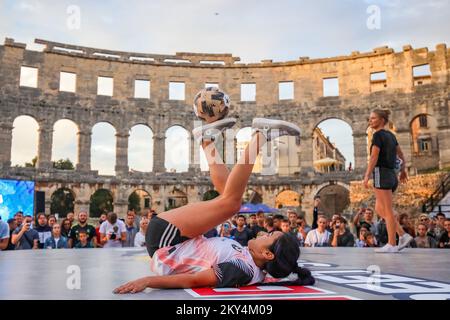 Caitlyn Schrepfer, des États-Unis, est le vainqueur des finales mondiales de la compétition Red Bull Street style qui s'est tenue dans l'arène de Pula, en Croatie, sur 8 octobre 2022. Photo: Srecko Niketic/PIXSELL Banque D'Images