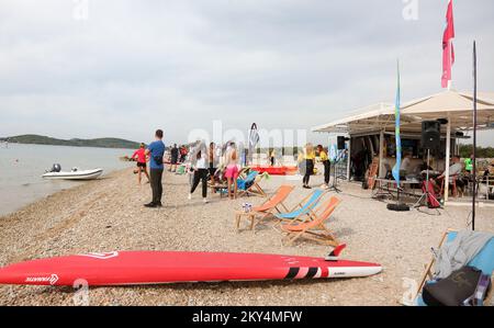 Dans le cadre du festival de plein air Dalmatie Sibenik, des courses de SUP et de kayak ont eu lieu à Jadrija, à l'emplacement Mali Viganj près de Sibenik, en Croatie, sur 9 octobre 2022. 17 participants ont participé à la course du SUP, tandis que 13 équipes de deux participants ont participé à la course de kayak. Photo: Dusko Jaramaz/PIXSELL Banque D'Images