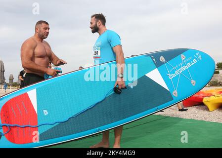 Dans le cadre du festival de plein air Dalmatie Sibenik, des courses de SUP et de kayak ont eu lieu à Jadrija, à l'emplacement Mali Viganj près de Sibenik, en Croatie, sur 9 octobre 2022. 17 participants ont participé à la course du SUP, tandis que 13 équipes de deux participants ont participé à la course de kayak. Photo: Dusko Jaramaz/PIXSELL Banque D'Images