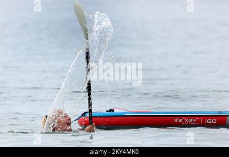 Dans le cadre du festival de plein air Dalmatie Sibenik, des courses de SUP et de kayak ont eu lieu à Jadrija, à l'emplacement Mali Viganj près de Sibenik, en Croatie, sur 9 octobre 2022. 17 participants ont participé à la course du SUP, tandis que 13 équipes de deux participants ont participé à la course de kayak. Photo: Dusko Jaramaz/PIXSELL Banque D'Images