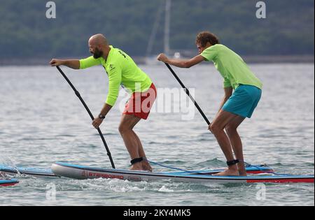 Dans le cadre du festival de plein air Dalmatie Sibenik, des courses de SUP et de kayak ont eu lieu à Jadrija, à l'emplacement Mali Viganj près de Sibenik, en Croatie, sur 9 octobre 2022. 17 participants ont participé à la course du SUP, tandis que 13 équipes de deux participants ont participé à la course de kayak. Photo: Dusko Jaramaz/PIXSELL Banque D'Images