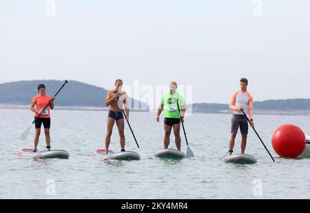 Dans le cadre du festival de plein air Dalmatie Sibenik, des courses de SUP et de kayak ont eu lieu à Jadrija, à l'emplacement Mali Viganj près de Sibenik, en Croatie, sur 9 octobre 2022. 17 participants ont participé à la course du SUP, tandis que 13 équipes de deux participants ont participé à la course de kayak. Photo: Dusko Jaramaz/PIXSELL Banque D'Images