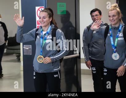 Bienvenue aux athlètes Barbara Matic et Lara Cvjetko à l'aéroport après leur retour du Championnat du monde, où Barbara Matic a remporté une médaille d'or et Lara Cvjetko une médaille d'argent à judo, à Zagreb, en Croatie, sur 11 octobre 2022. Photo: Zeljko Hladika/PIXSELL Banque D'Images