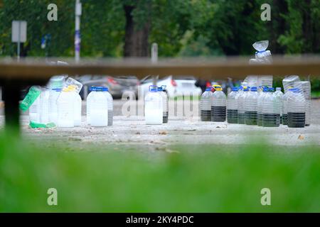 Grand plateau d'échecs de craie avec des pièces d'échecs en bouteilles de plastique vues sur la place Franjo Tudjman, à Zagreb, Croatie, on 12 octobre 2022 photo: Slaven Branislav Babic/PIXSELL Banque D'Images