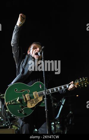 Bono de U2 se produit lors de sa tournée mondiale de 360 au stade Camp Nou de Barcelone Banque D'Images