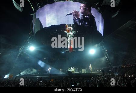 Bono de U2 se produit lors de sa tournée mondiale de 360 au stade Camp Nou de Barcelone Banque D'Images