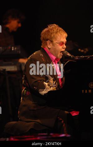 Sir Elton John joue en direct lors d'un concert en Croatie Banque D'Images