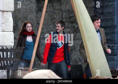 Les acteurs Matt Smith, Karen Gillan et Arthur Darvill pendant le tournage de la dernière série de Doctor Who en Croatie. Banque D'Images