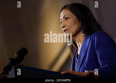 Deb Haaland, Secrétaire de l'intérieur des États-Unis, s'exprime lors du Sommet des nations tribales de la Maison Blanche au ministère de l'intérieur à Washington, DC, États-Unis, le mercredi 30 novembre, 2022. Le premier Sommet des nations tribales en personne de l'administration Biden permet aux fonctionnaires fédéraux et aux chefs tribaux de s'engager sur des façons d'investir dans les collectivités autochtones et des renforcer, selon la Maison Blanche. Credit: Ting Shen/Pool via CNP /MediaPunch Banque D'Images