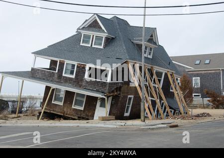 La maison étant sauvée à Mantoloking. New Jersey ouragan Sandy. Photographies relatives aux programmes, aux activités et aux fonctionnaires de gestion des catastrophes et des situations d'urgence Banque D'Images