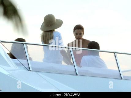 EVA Longoria Parker avec son mari Tony Parker sur le yacht Lady Ship tout en criant la mer Adriatique. Banque D'Images