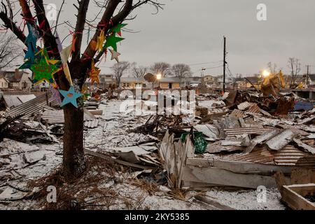 Breezy point, New York, 8 février 2013 les États-Unis Le corps des ingénieurs de l'armée (USACE) procède à l'enlèvement des débris de la propriété personnelle des plus de 100 maisons détruites par des incendies à Breezy point, NY pendant l'ouragan Sandy. Les opérations sont effectuées de nuit pour accélérer le nettoyage et les travaux se poursuivent pendant qu'un Nor'easter se déplace dans la zone. Andrea Booher/FEMA. New York ouragan Sandy. Photographies relatives aux programmes, aux activités et aux fonctionnaires de gestion des catastrophes et des situations d'urgence Banque D'Images