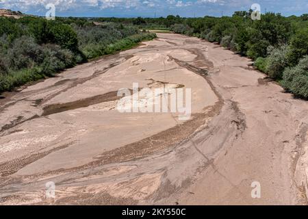 Lit de rivière sec du Rio Grande en regardant vers le nord depuis l'Interstate 40 jusqu'à Albuquerque, Nouveau-Mexique Banque D'Images