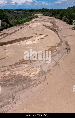 Lit de rivière sec du Rio Grande en regardant vers le nord depuis l'Interstate 40 jusqu'à Albuquerque, Nouveau-Mexique Banque D'Images