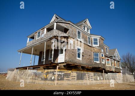 Mantoloking, N.J., 14 mars 2013 cette maison, qui a frappé sa fondation pendant l'ouragan Sandy, a été sauvée et élevée dans le cadre du processus de rétablissement. La FEMA travaille avec des représentants de l'État et des autorités locales pour aider les victimes de catastrophes. New Jersey ouragan Sandy. Photographies relatives aux programmes, aux activités et aux fonctionnaires de gestion des catastrophes et des situations d'urgence Banque D'Images