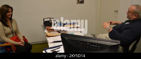 Harrisburg, Pennsylvanie, 3 mars 2013 WPMT-TV FOX 43 (York, Pennsylvanie) La météorologue MaryEllen Pann discute avec Dan Smyser, directeur de la Direction générale de l'infrastructure de la FEMA, de l'opération de rétablissement de la FEMA-FEMA. Le Pann a visité le bureau local conjoint pour enregistrer une annonce de service public de 30 secondes à la radio à l'appui de la semaine nationale de préparation aux intempéries. L'ouragan Irene en Pennsylvanie. Photographies relatives aux programmes, aux activités et aux fonctionnaires de gestion des catastrophes et des situations d'urgence Banque D'Images