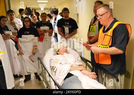 Anniston, Ala., 17 mai 2013 les joueurs qui arrivent de la scène de l'accident sont en mesure de faire passer le service des urgences de l'hôpital, car les étudiants du cours leadership en soins de santé (HCL) s'occupent des patients. Plus de 50 joueurs ont participé à cette glace récente. Photographies relatives aux programmes, aux activités et aux fonctionnaires de gestion des catastrophes et des situations d'urgence Banque D'Images