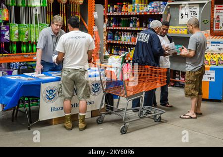 Bay Shore, N.Y., 18 mai 2013 les équipes de sensibilisation aux mesures d'atténuation de la FEMA visitent certains magasins Lowe's et Home Depot de la région de New York pour offrir des renseignements sur les plans tarifaires de l'assurance contre les inondations, les réparations et la reconstruction. K.C.WILSEY/FEMA. New York ouragan Sandy. Photographies relatives aux programmes, aux activités et aux fonctionnaires de gestion des catastrophes et des situations d'urgence Banque D'Images